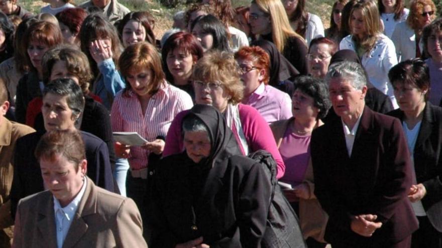 Justa, de riguroso luto, participa en la Semana Santa de Bercianos. | Ch. S.