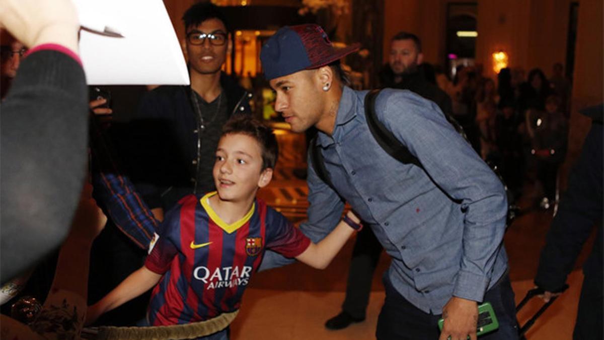 Neymar firma autógrafos a un seguidor