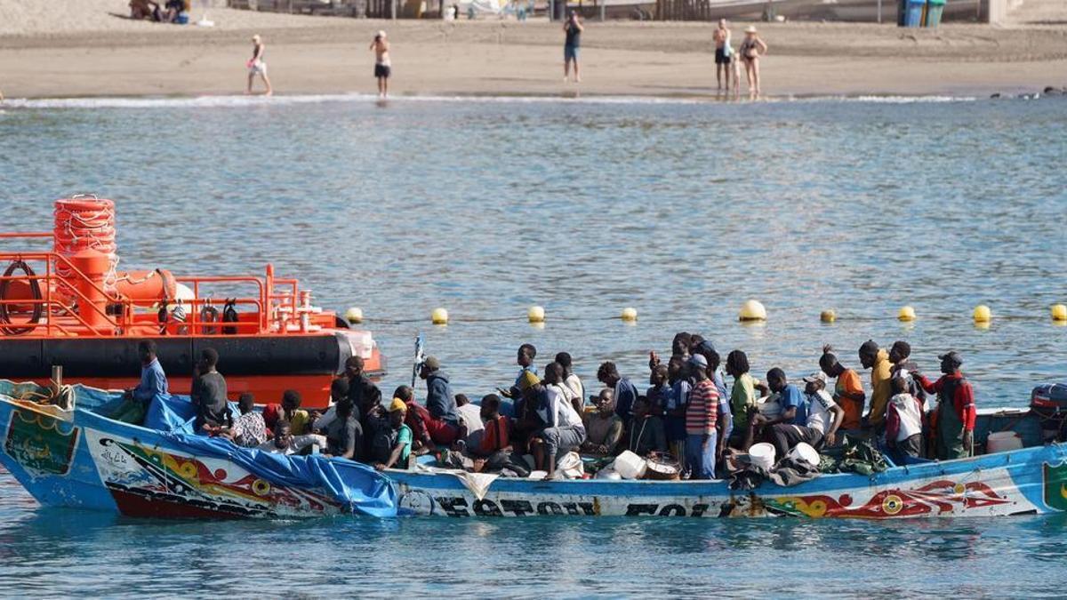 Una embarcación con 43 migrantes llega al puerto de Los Cristianos, en Tenerife.