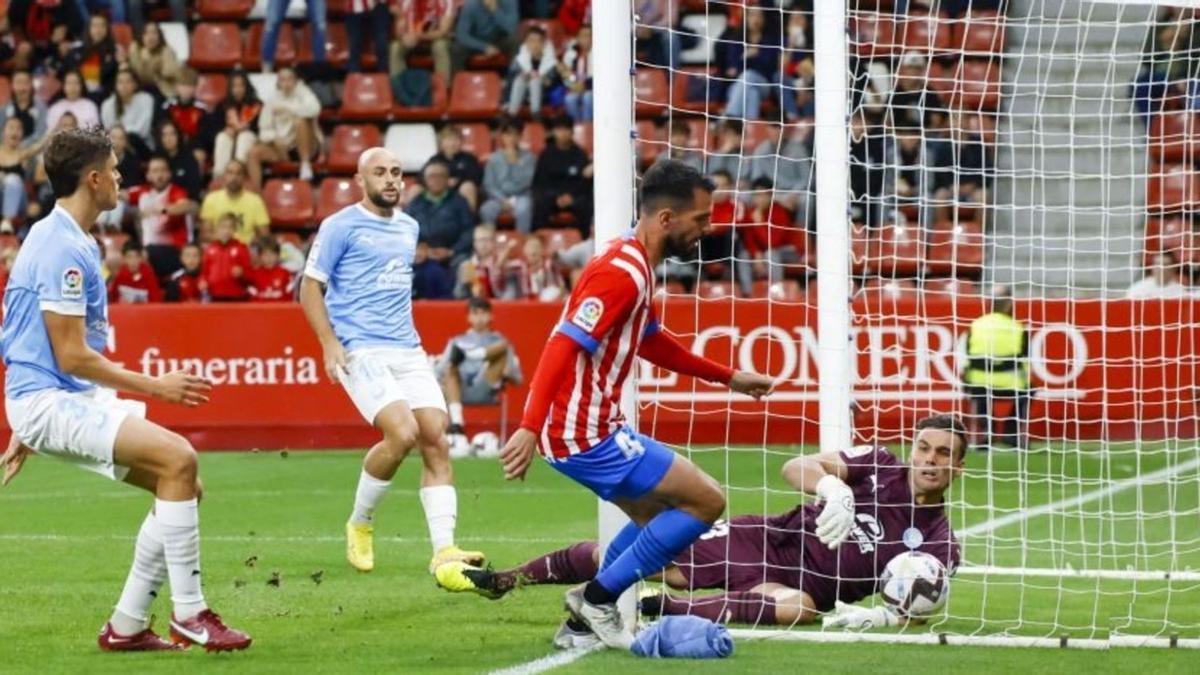 Momento en el que el futbolista del Sporting Insua celebra el 1-0, con Fuzato abatido dentro de la portería tras cruzar el balón la línea de gol. | LALIGA