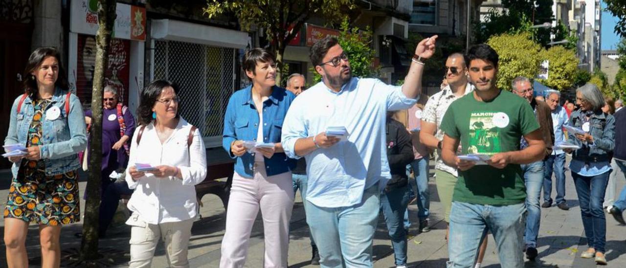 La portavoz del BNG, Ana Pontón, visitando O Calvario junto al candidato nacionalista a la Alcaldía, Xabier P. Igrexas.