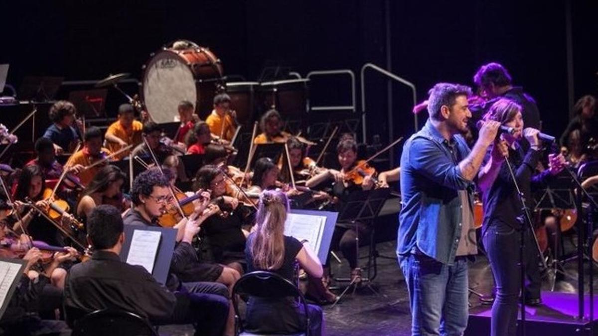 Antonio Orozco y alumnos de la Escola de Música componen el tema principal del disco de la Marató.