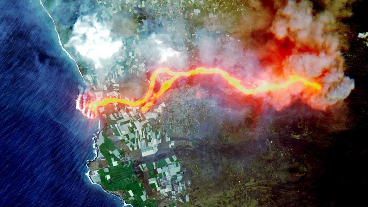 Imagen tomada desde un satélite del flujo de lava tras la erupción del volcán en la isla de La Palma.