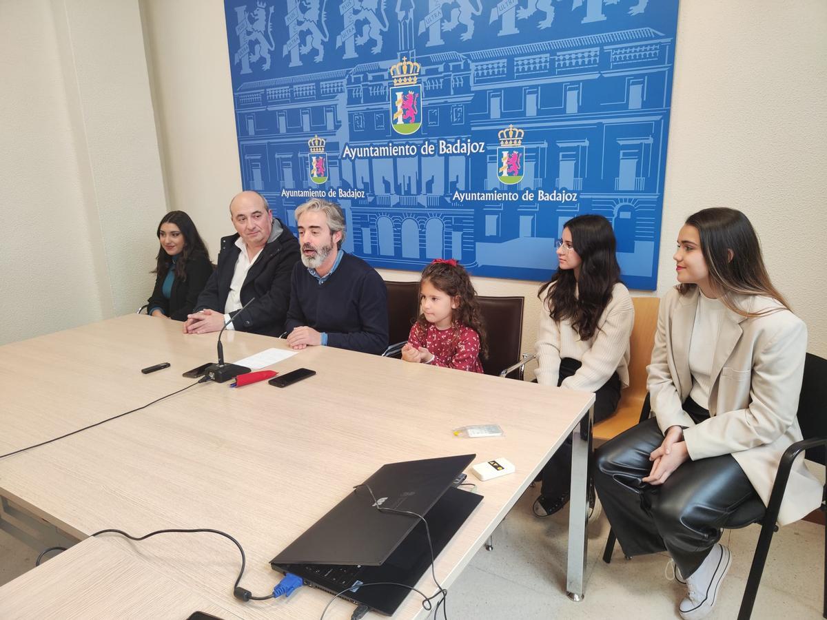 Paco González, pregonero de la Exaltación del Carnaval, junto con el concejal de Festejos y las niñas del pregón infantil. SANTI GARCÍA