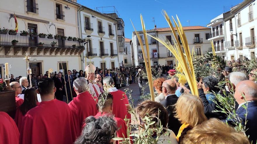 Coria se vuelca con su procesión de Palmas, marcada por el fuerte viento