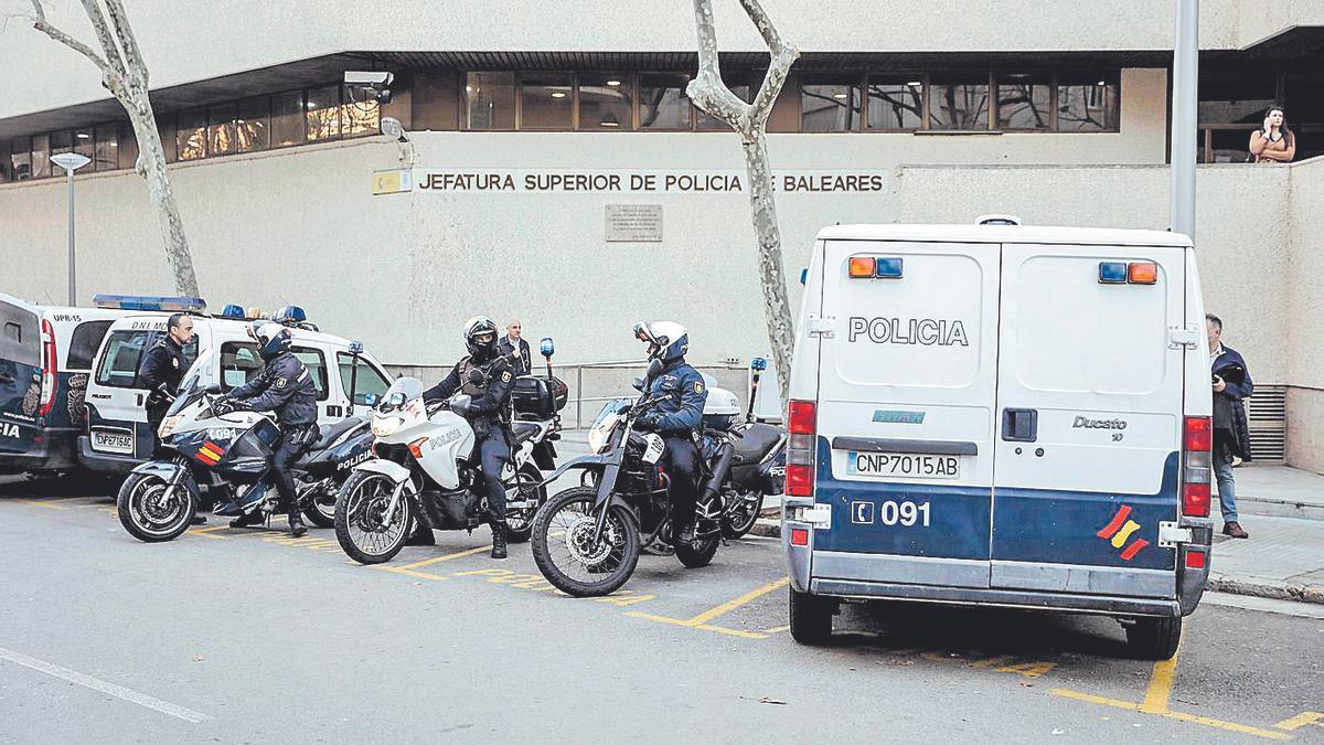 Agentes de la Policía Nacional, a las puertas de la Jefatura de Palma.