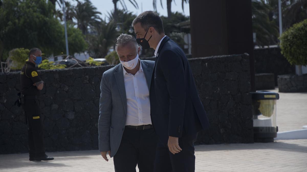 El presidente de Canarias, Ángel Víctor Torres, recibe al presidente del Gobierno, Pedro Sánchez.