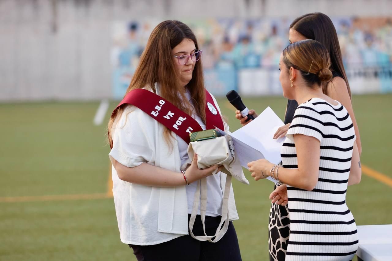 Las Palmeras homenajea a catorce estudiantes