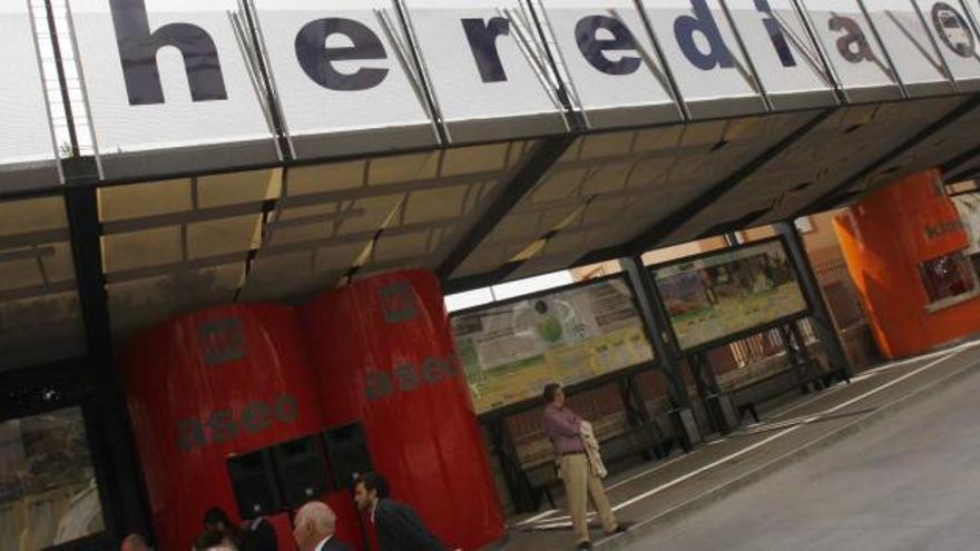 La nueva estación en Muelle de Heredia. Hoy empieza a funcionar la nueva estación de autobuses situada en Muelle de Heredia, tras la profunda reforma que ha sufrido durante los últimos seis meses y que ha permitido renovar su imagen. La consejera de Obras Públicas, Rosa Aguilar, y el alcalde de Málaga, Francisco de la Torre, fueron los encargados de reinaugurar estas instalaciones tras la inversión de 1,2 millones de euros.