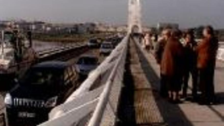 Una obra en el puente Lusitania provoca atascos y retenciones
