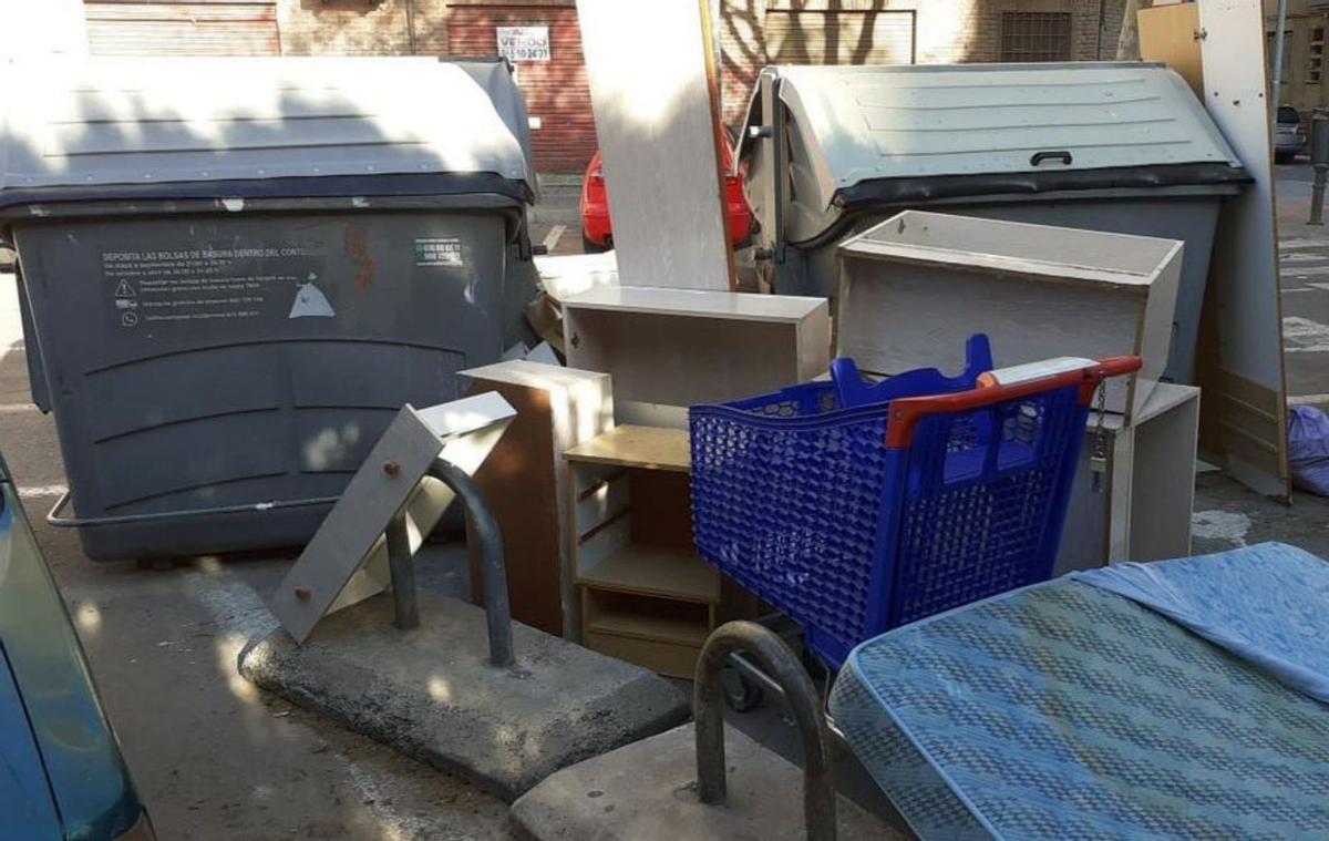 Carro de supermercado abandonado junto a contenedores. | INFORMACIÓN