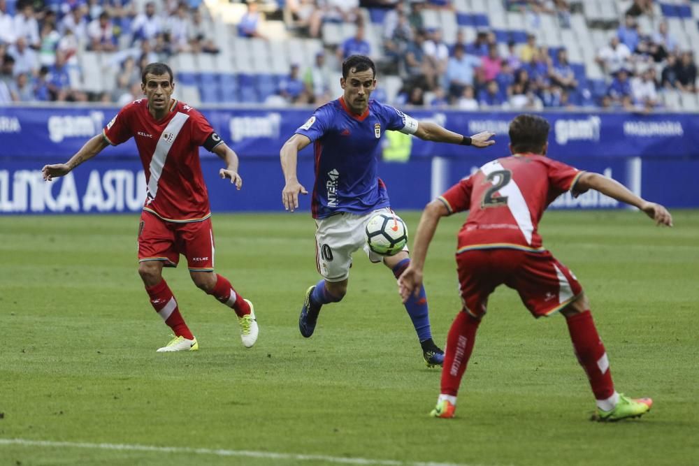 El partido entre el Real Oviedo y el Rayo Vallecano, en imágenes