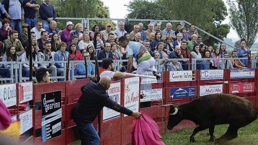 Un momento de la pasada capea en el recinto taurino de Vilarello (Valga). // Iñaki Abella