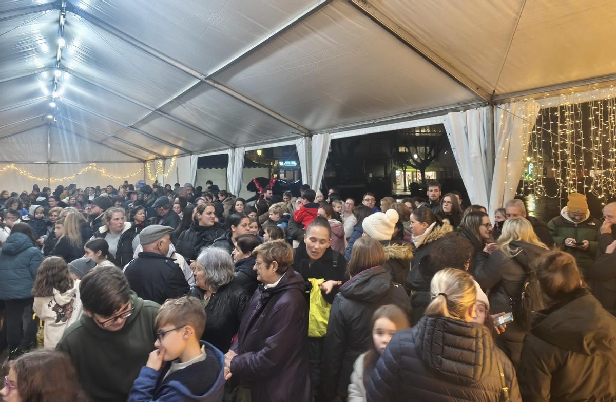 Asistentes á festa de inauguración do Nadal en Santa Comba.