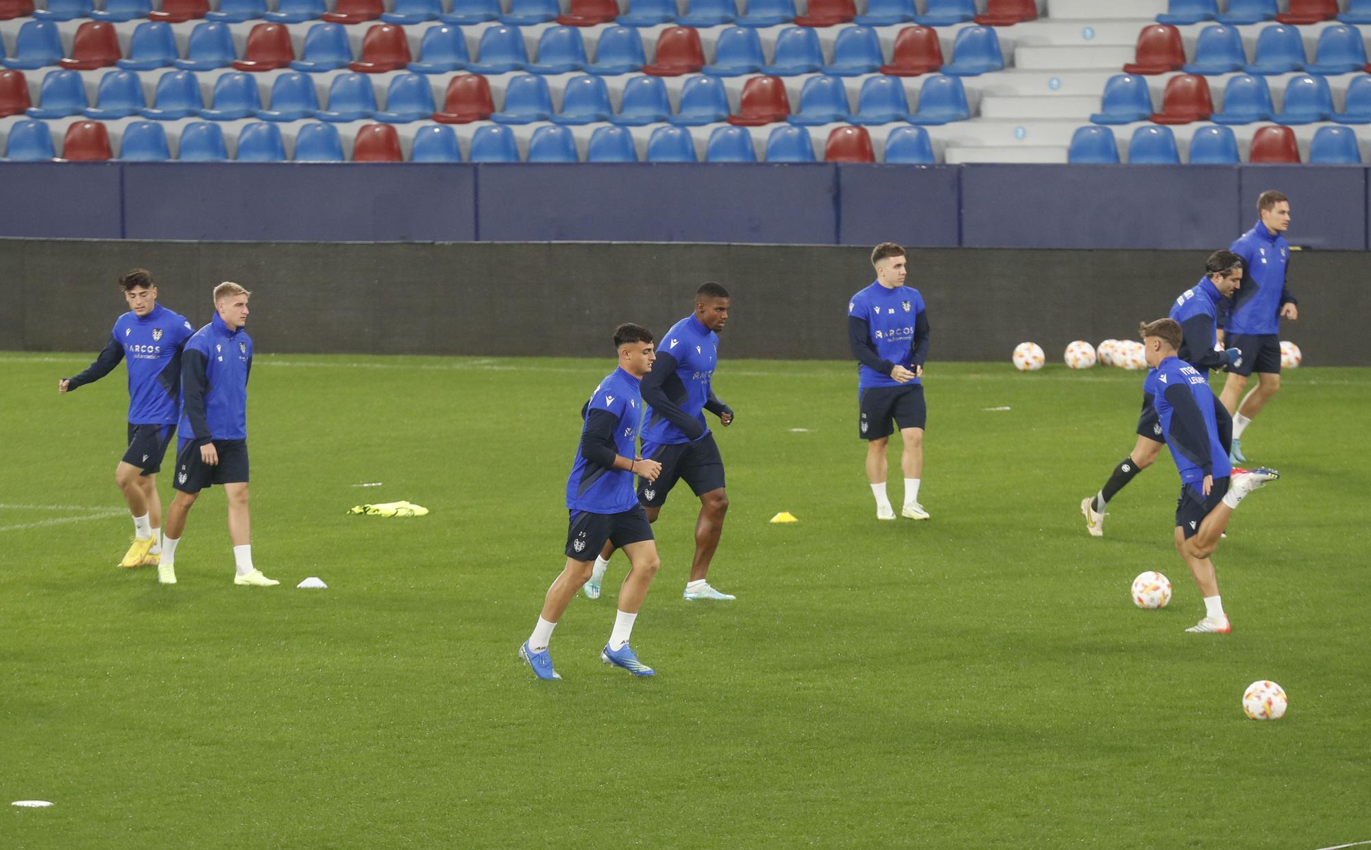 El Levante UD entrena en el Ciutat antes de viajar a Olot