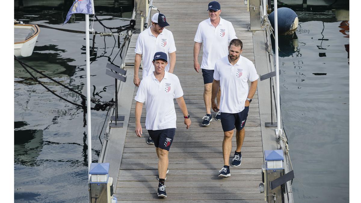Cuatro tripulantes del New York Yacht Club American Magic de la Copa América de vela, este martes en Barcelona.