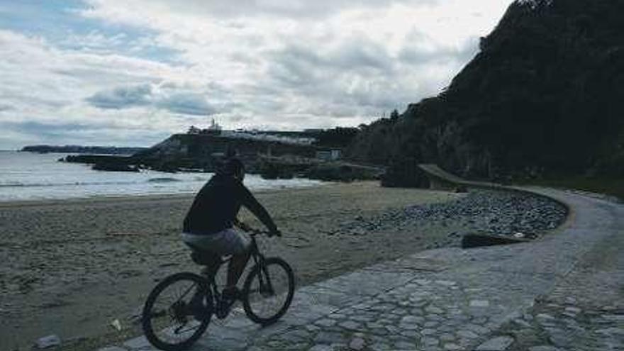 Un ciclista por las playas de Luarca.