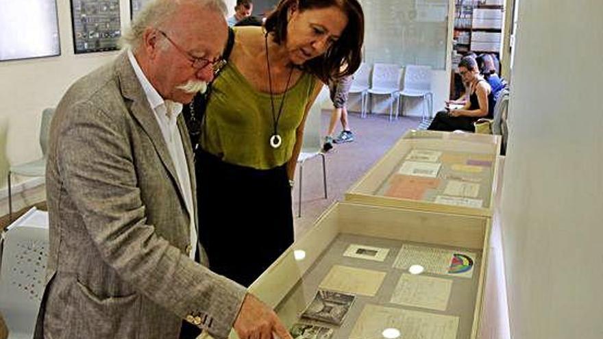 L&#039;arxiver municipal, Joan Boadas, i l&#039;alcaldessa, Marta Madrenas, el 2017, durant la presentació del fons de les Galeries Dalmau.