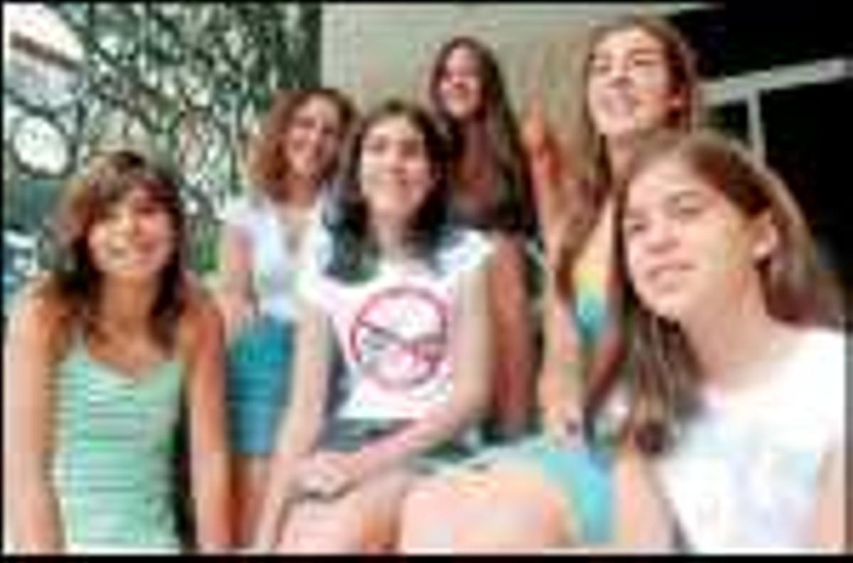 Las reinas y sus damas posan delante del Liceo-Casino. / iñaki abella