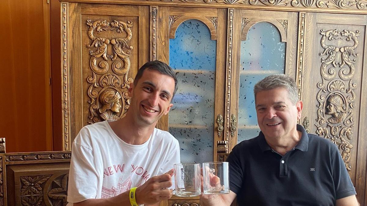 Denis Díaz, junto al Alcalde de San Martín del Rey Aurelio, en el Ayuntamiento.