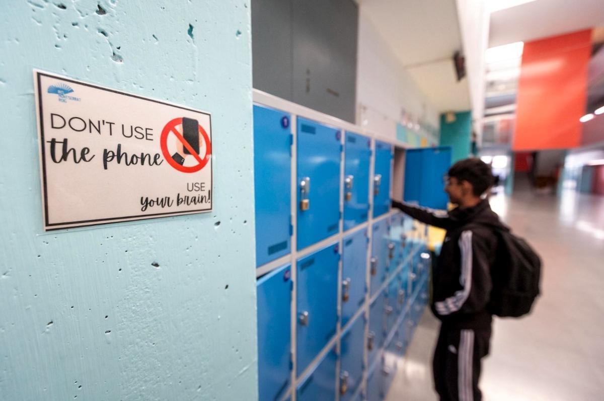 Un cartel en el instituto Montserrat Roig de Sant Andreu de la Barca recuerda la prohibición de usar el móvil
