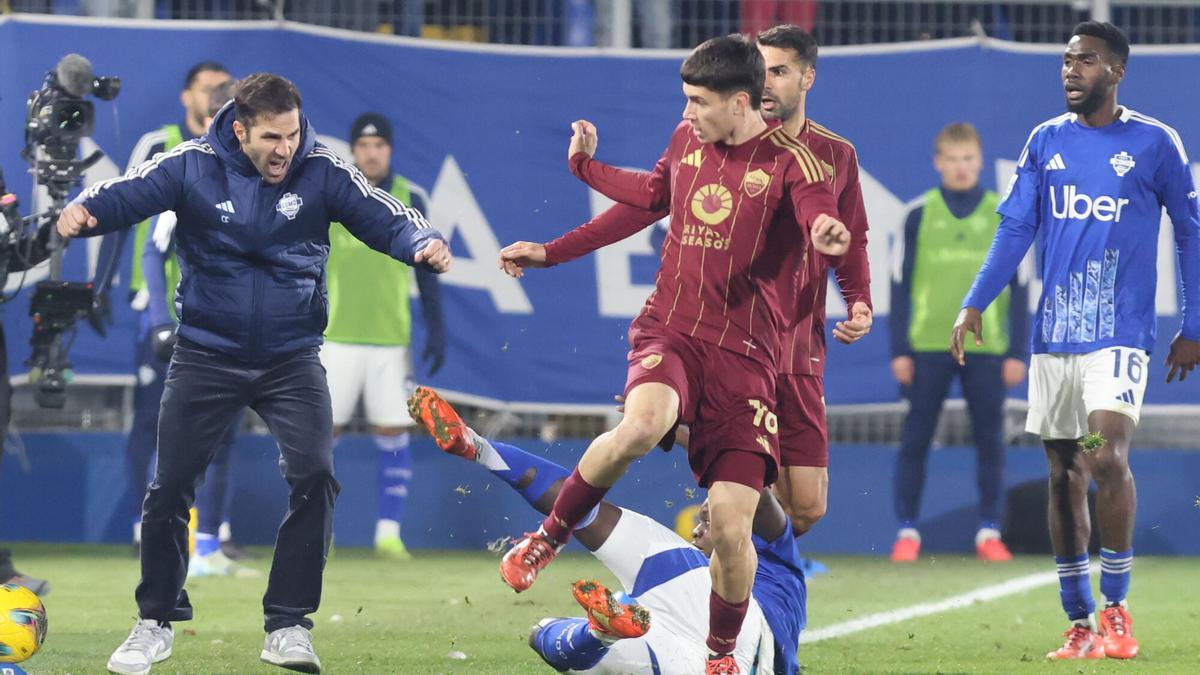 Cesc Fabregas durante una acción del choque