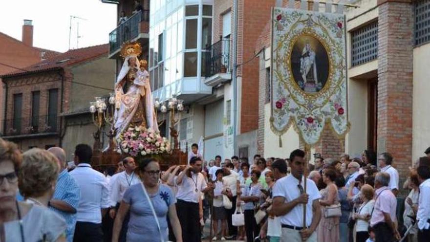 Multitudinaria procesión en honor a la Virgen del Carmen, celebrada ayer en Benavente.