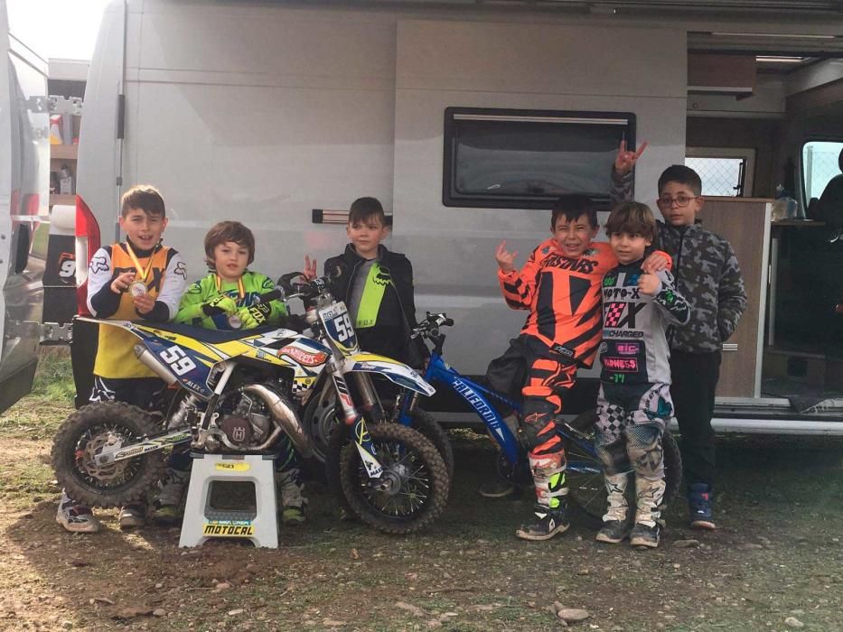 Tres niños de Oleiros forman parte de Kid Raiders, un equipo infantil gallego de motocross impulsado por la pasión de sus padres por este deporte.