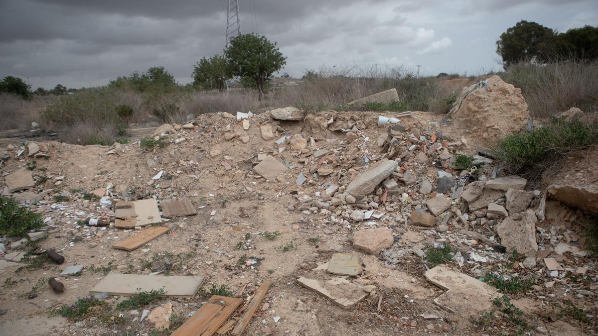 Escombros acumulados en los terrenos del CC1, junto al centro comercial Mandarache.