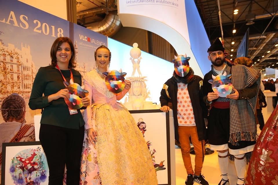 11 falleras mayores desfilan en Fitur para presentar las Fallas