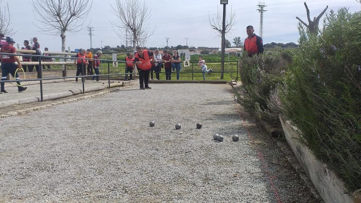 Usuarios de las pistas de petanca de San Lázaro.