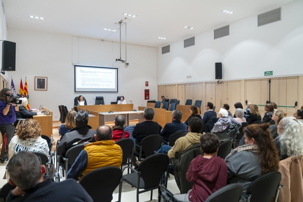 Un momento de la asamblea celebrada en la sala de plenos de Sant Francesc