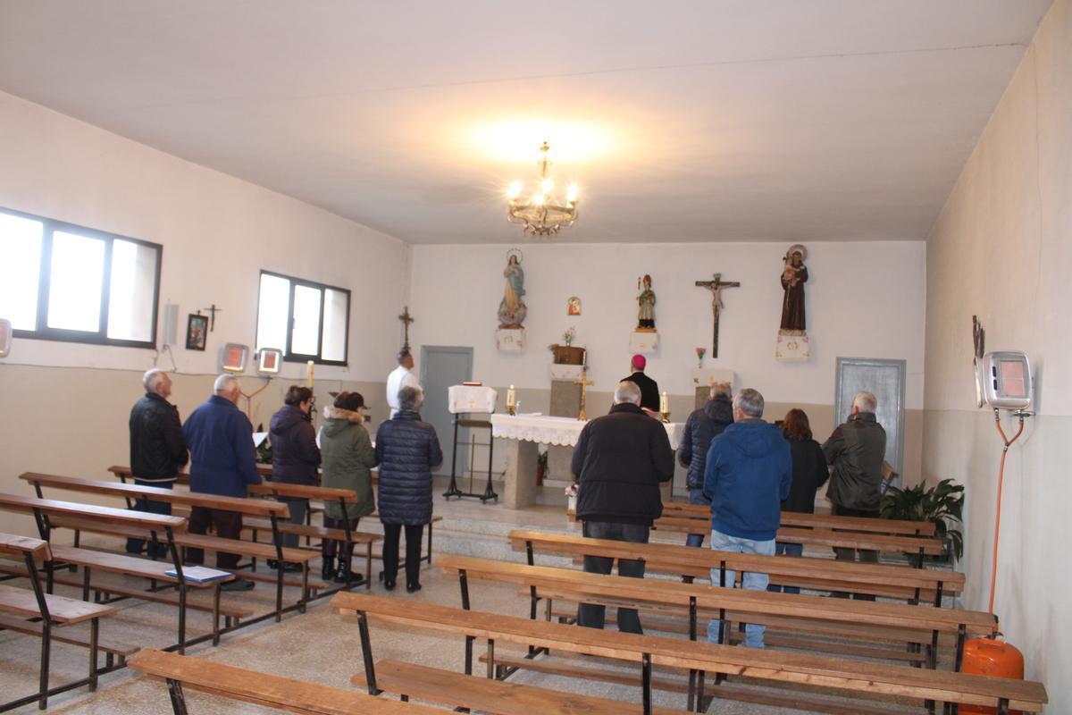 GALERÍA | El obispo visita Villanueva de la Sierra y As Hedradas