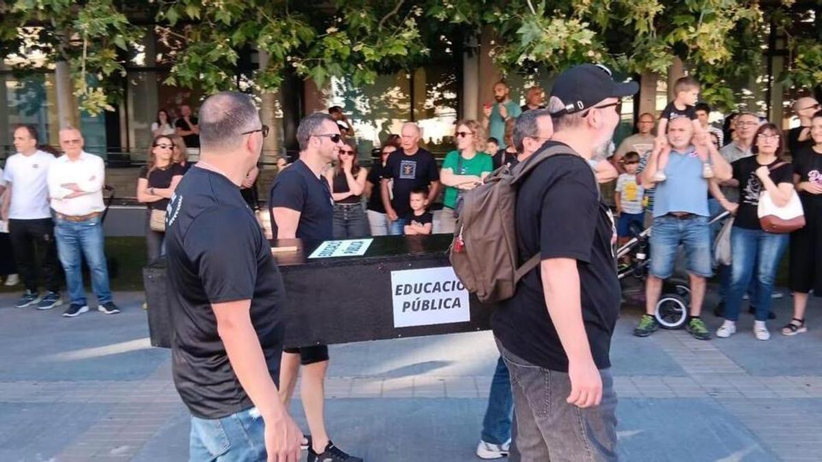 Imagen del entierro simbólico de la educación pública en Tavernes de la Valldigna