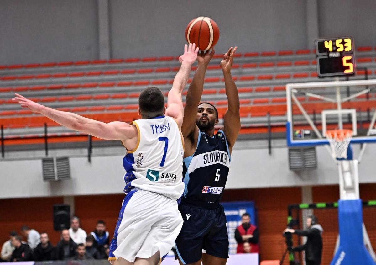 David DeJulius, en su primer partido con la selección de Eslovenia