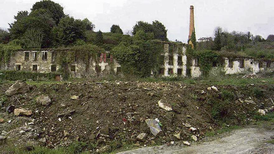 La chimenea, lo único que puede verse actualmente de la factoría.