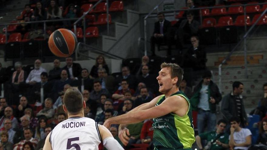 El Unicaja por fin asalta Vitoria (71-81)