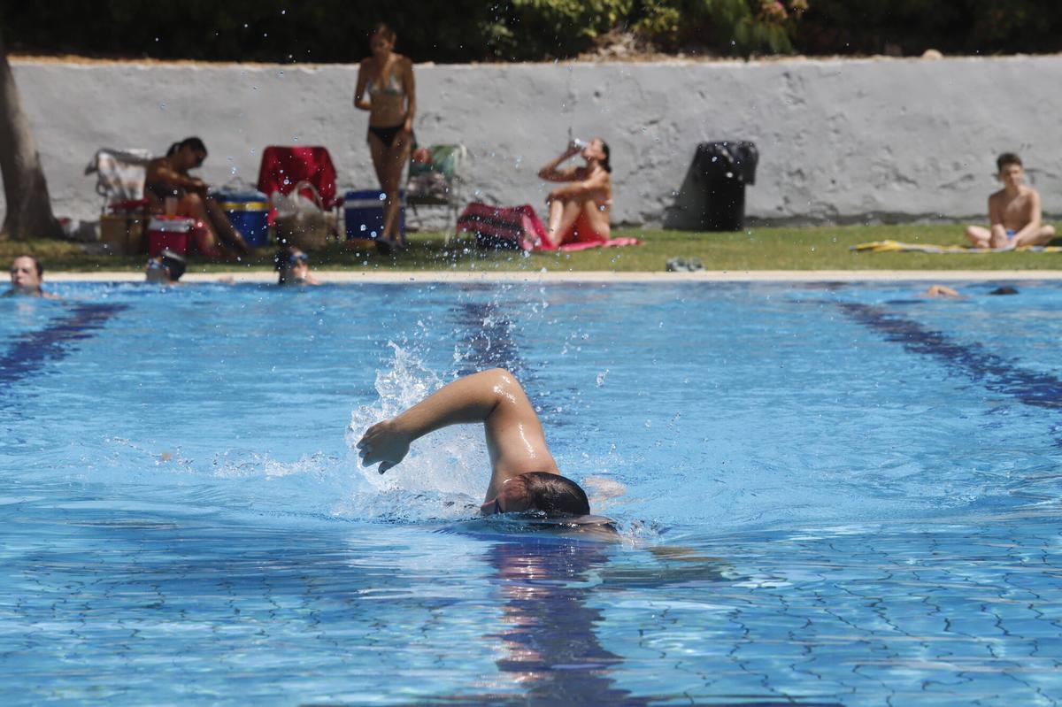 A.J.González Córdoba Piscina municipal de la calle Marbella verano calor