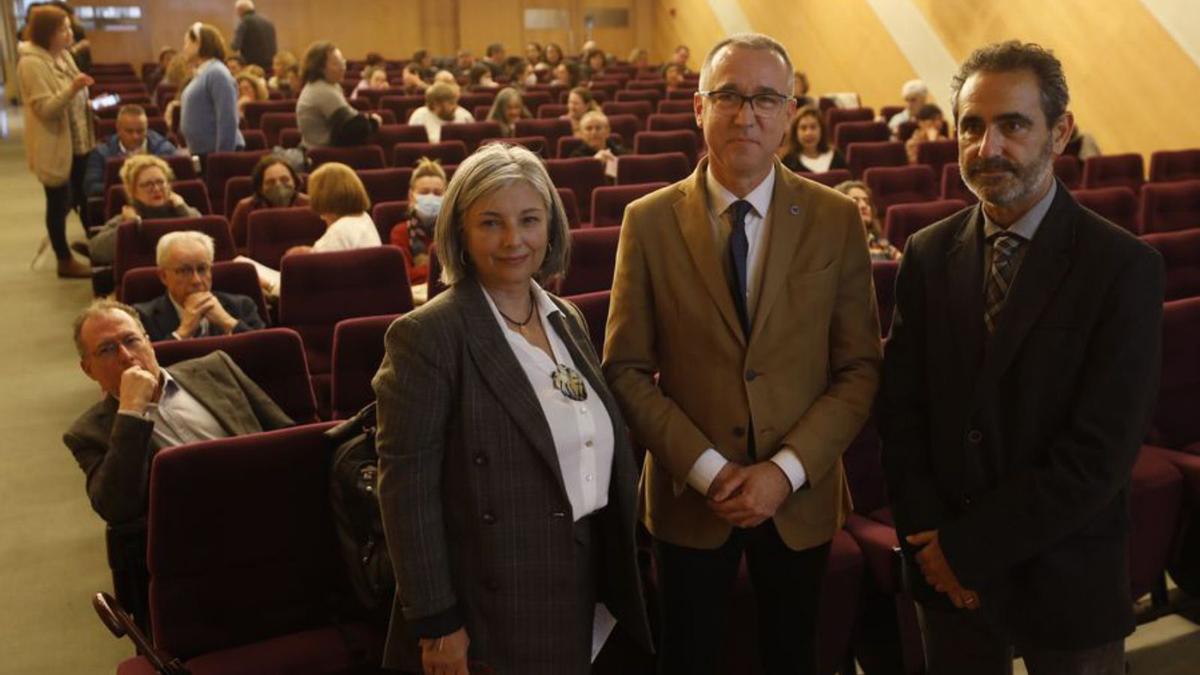De izquierda a derecha, Laura Muñoz (coordinadora del Foro de Ética y Envejecimiento), Pablo Fernández Muñiz y José Gutiérrez. | Luisma Murias