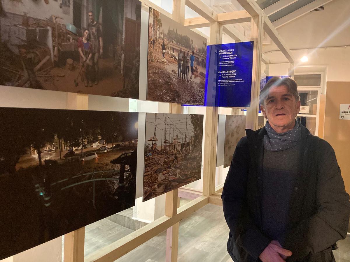 Miguel Ángel Montesinos, junto a sus fotografías en la exposición.