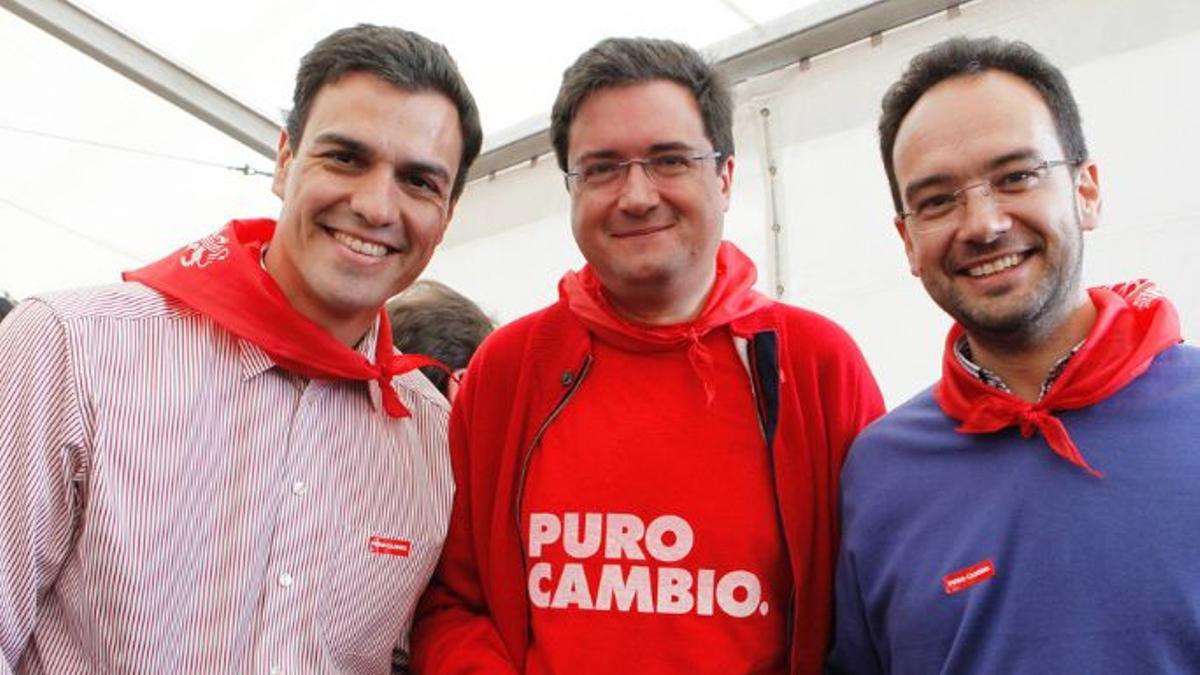 Pedro Sánchez, Óscar López y Antonio Hernando, el 23 de abril de 2010, en la fiesta de Villalar de los Comuneros. En aquel momento, López era el líder socialista en Castilla y León, y presentaba su proyecto para la comunidad, 'Puro cambio'. Los tres eran amigos y habían sido compañeros en Ferraz. El hoy presidente del Gobierno tiene a López como su jefe de Gabinete y a Hernando, como nuevo director adjunto de Gabinete.