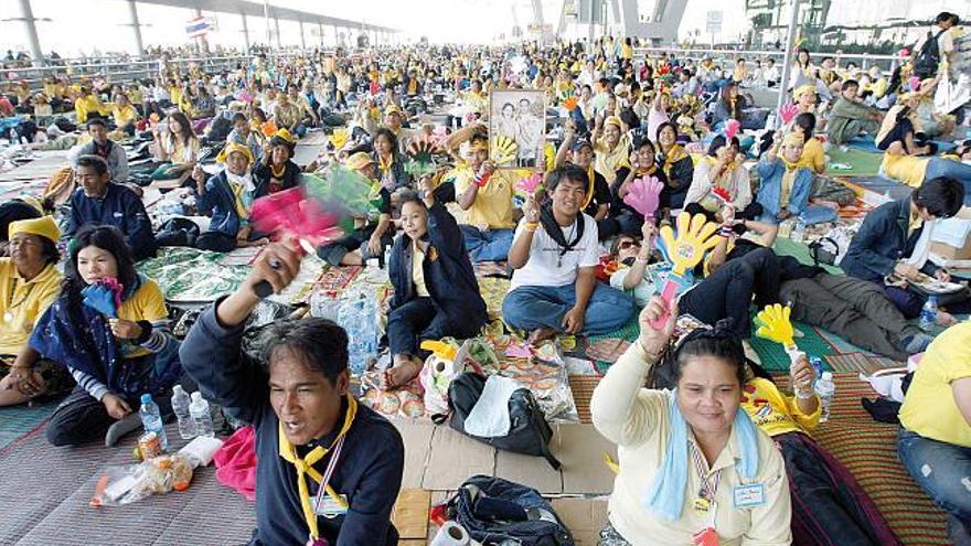 Opositores al Gobierno ocupan el aeropuerto Suvarnabhumi de Bangkok.