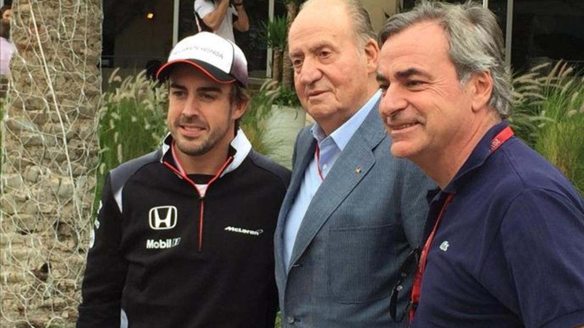 Alonso, con el Rey Juan Carlos y Carlos Sainz, en Bahrein