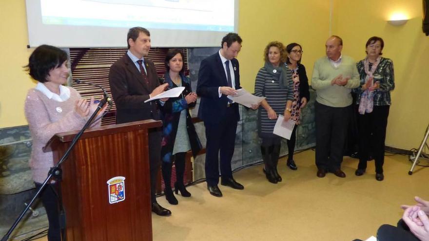 Por la izquierda, Almudena Cueto, directora general del Instituto Asturiano de la Mujer; el alcalde de Tineo, José Ramón Feito; la concejala Mayte Ruiz; el consejero de Presidencia y Participación Ciudadana, Guillermo Martínez; Otilia Feito, del grupo de teatro; Mónica de la Fuente, directora de la Escuela Infantil; Antonio Fernández, y Adonina García, integrante del grupo de teatro.