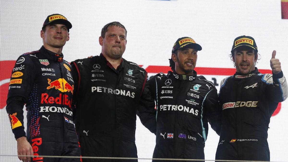 Fernando Alonso al podi de Losail al costat de Lewis Hamilton i Max Verstappen. | EFE/HAMAD I MOHAMMED