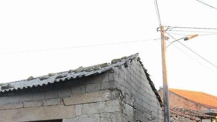 Fallece un albañil de Rairiz al caerse del tejado que reparaba - Faro de  Vigo