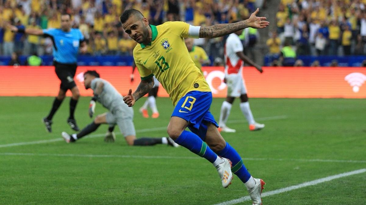 Dani Alves celebra su gol al minuto 53