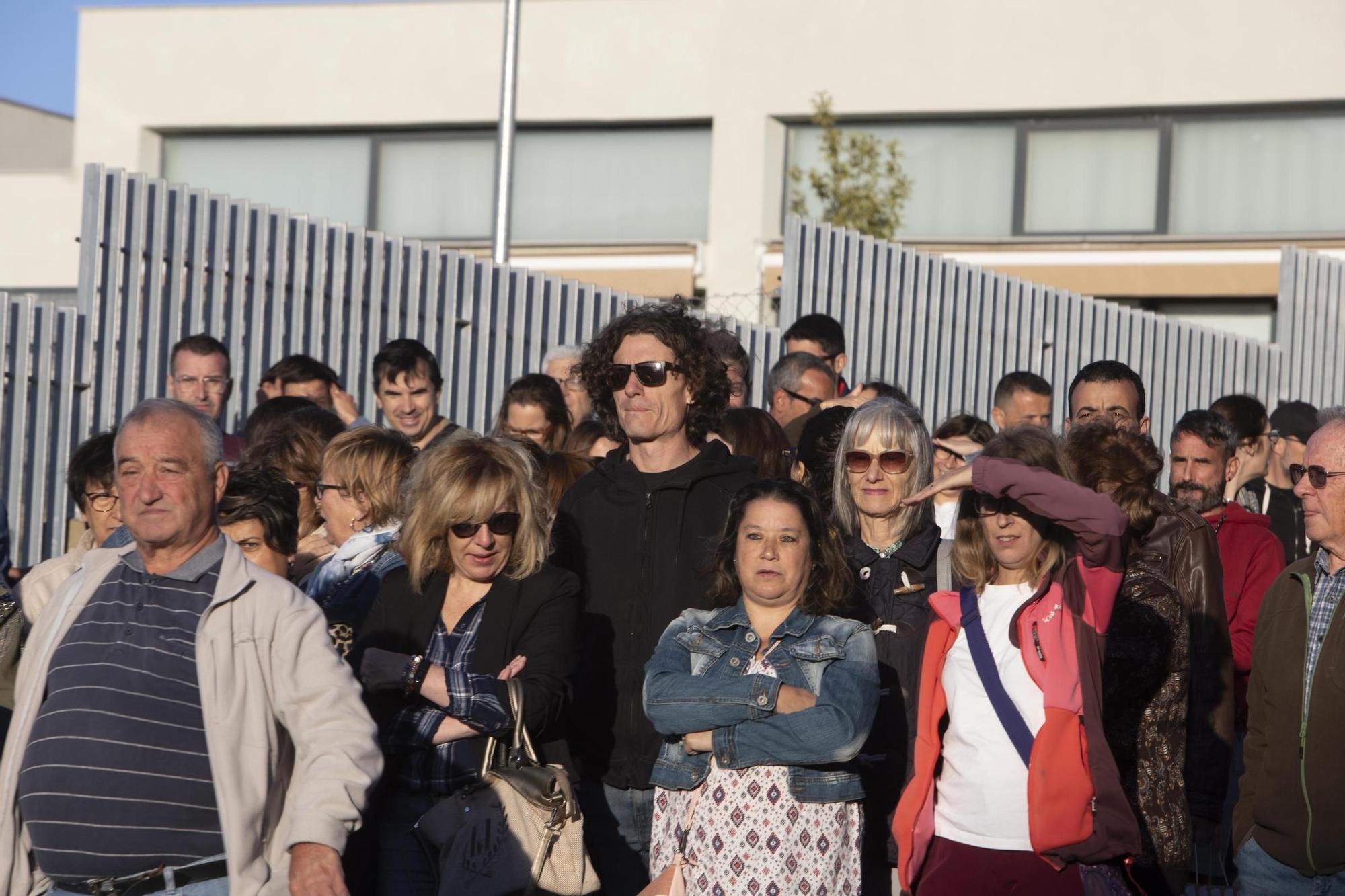 Protesta a las puertas del CEIP Lluís Vives de Bocairent por la paralización de las obras.