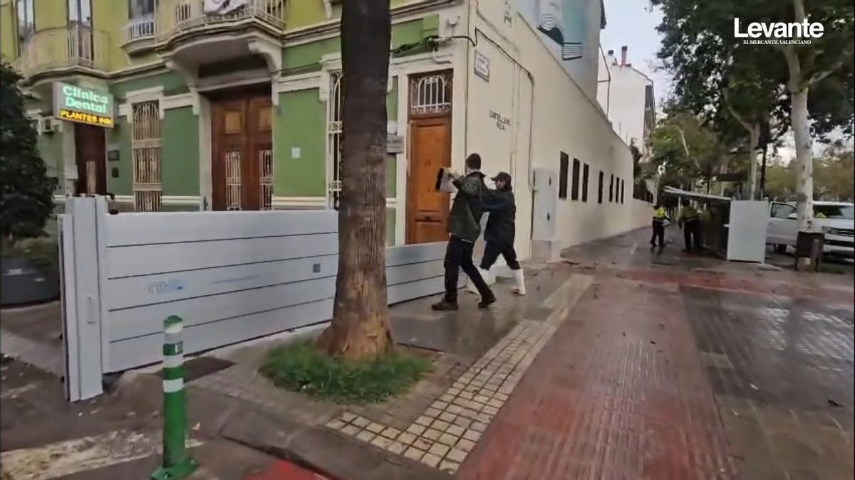 Aldaia instala la segunda línea de compuertas y se prepara para lo peor
