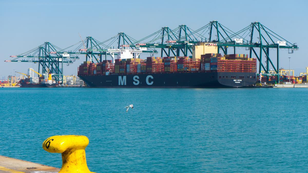 Un buque portacontenedores en la terminal de MSC del puerto de València.